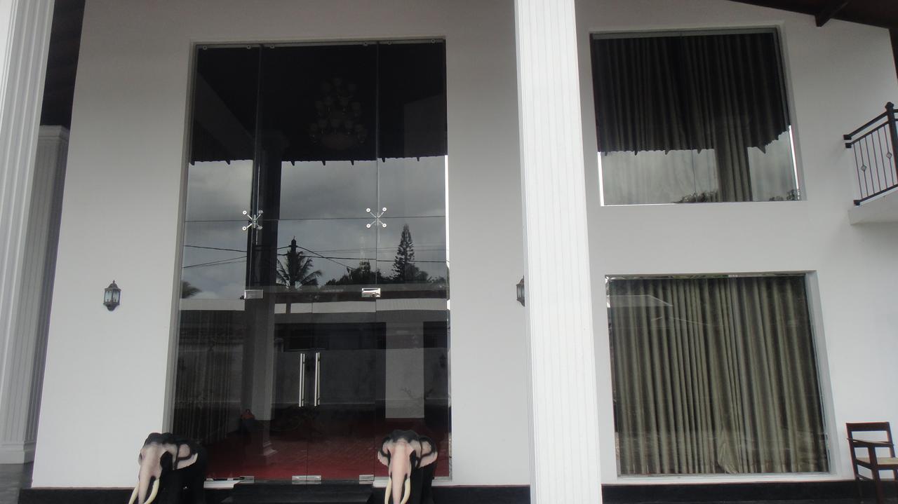 The Kingston Hotel Kiribathgoda Exterior foto